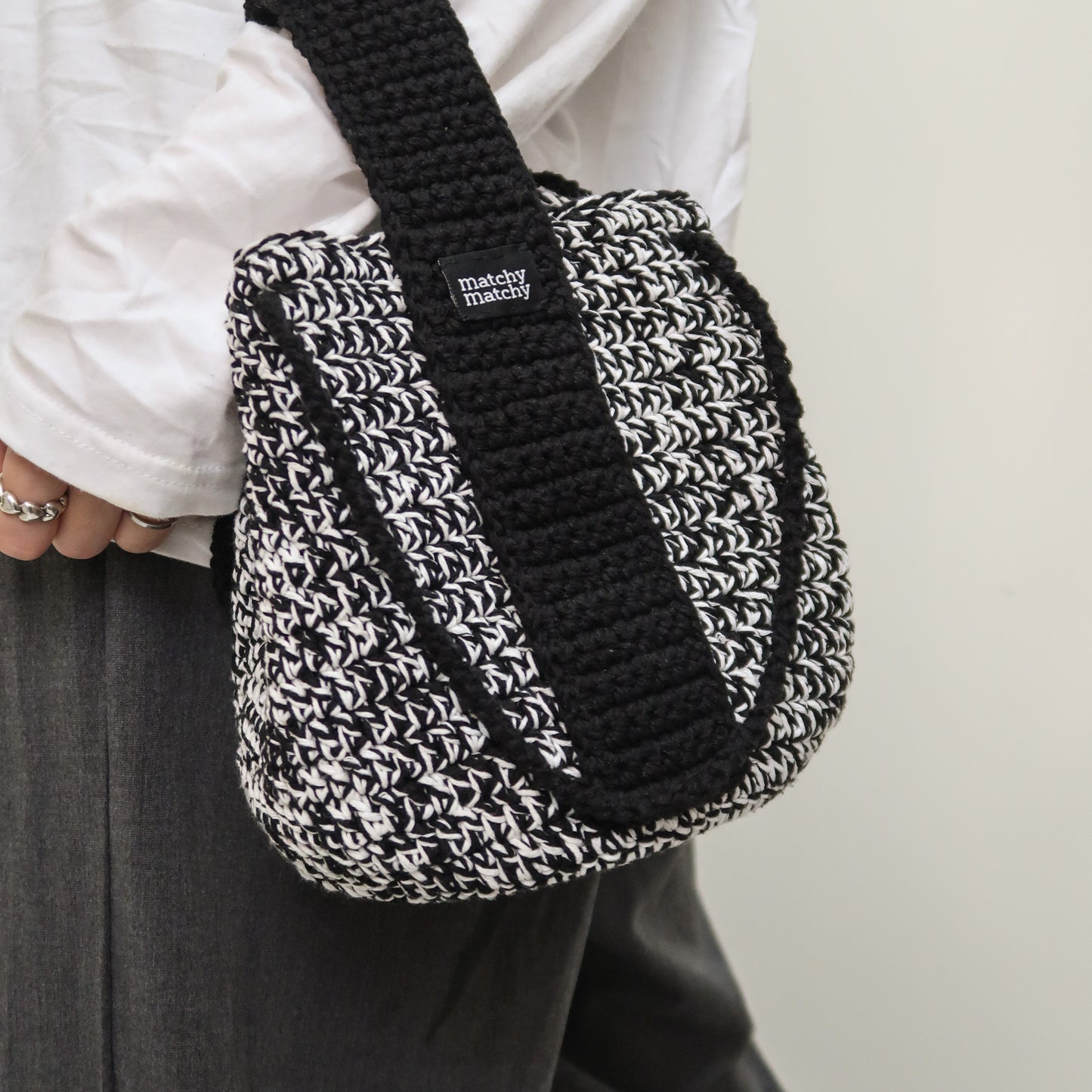 4 ways | 黑白混色圓桶袋 Bucket Bag